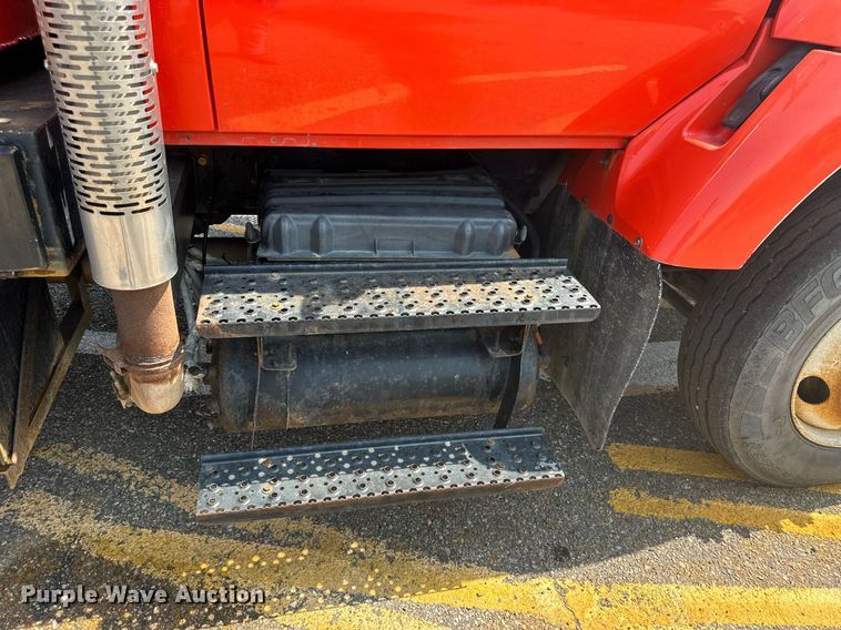 image for item DJ6213 2005 International 7400  dump truck