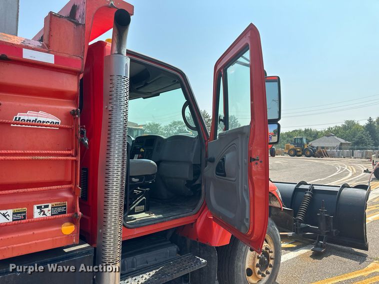 image for item DJ6213 2005 International 7400  dump truck