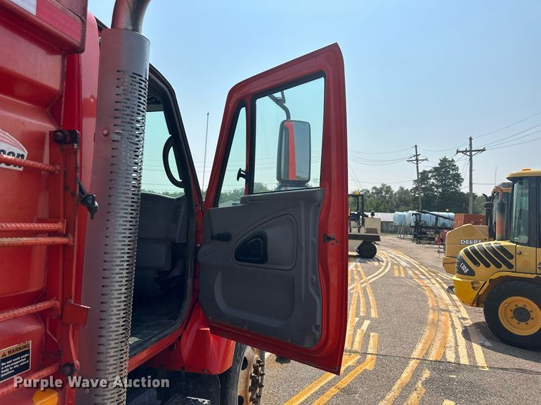 image for item DJ6213 2005 International 7400  dump truck