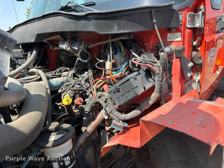 image for item DJ6213 2005 International 7400  dump truck