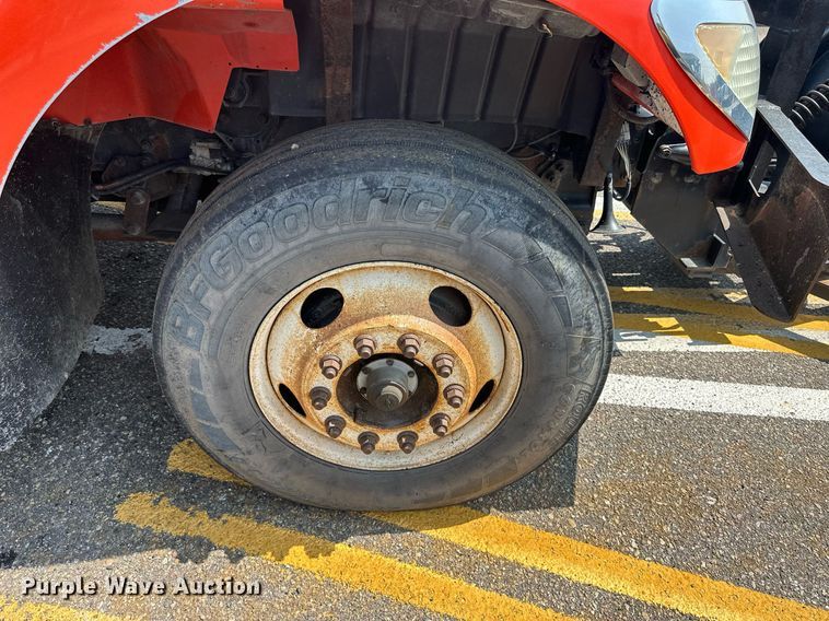 image for item DJ6213 2005 International 7400  dump truck