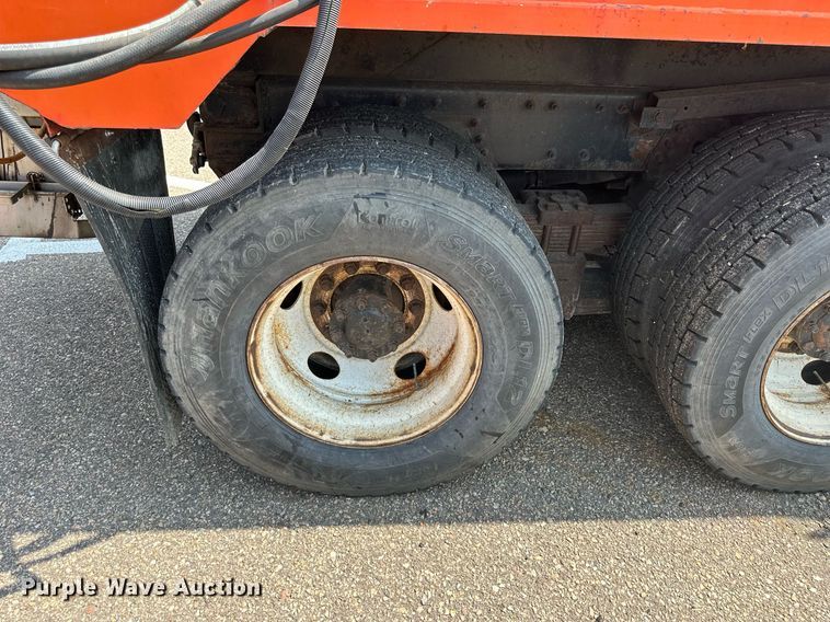 image for item DJ6213 2005 International 7400  dump truck