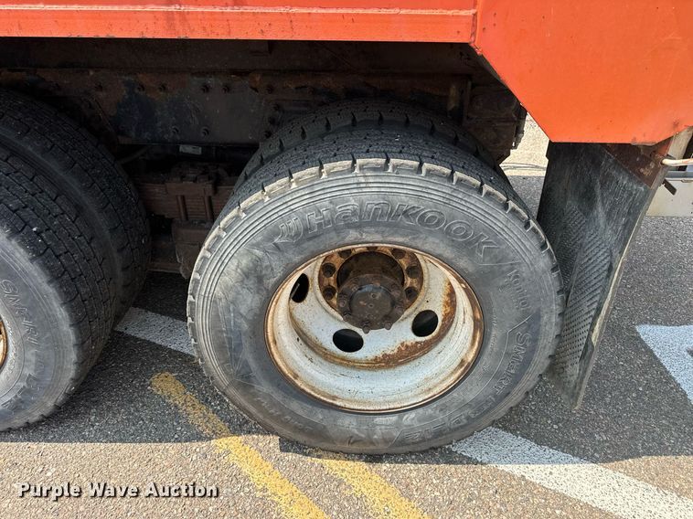 image for item DJ6213 2005 International 7400  dump truck