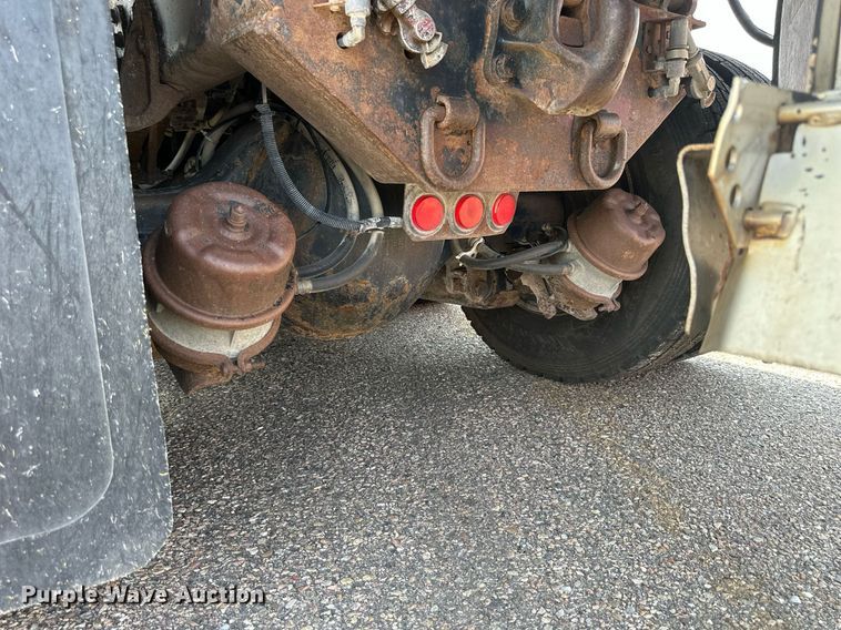 image for item DJ6213 2005 International 7400  dump truck