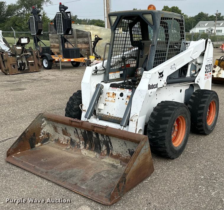 image for item DJ6217 2003 Bobcat S220  skid steer loader