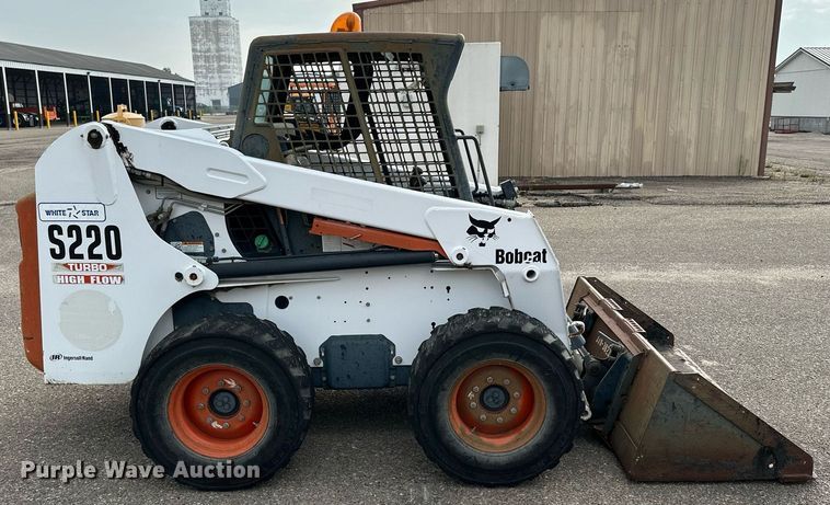 image for item DJ6217 2003 Bobcat S220  skid steer loader