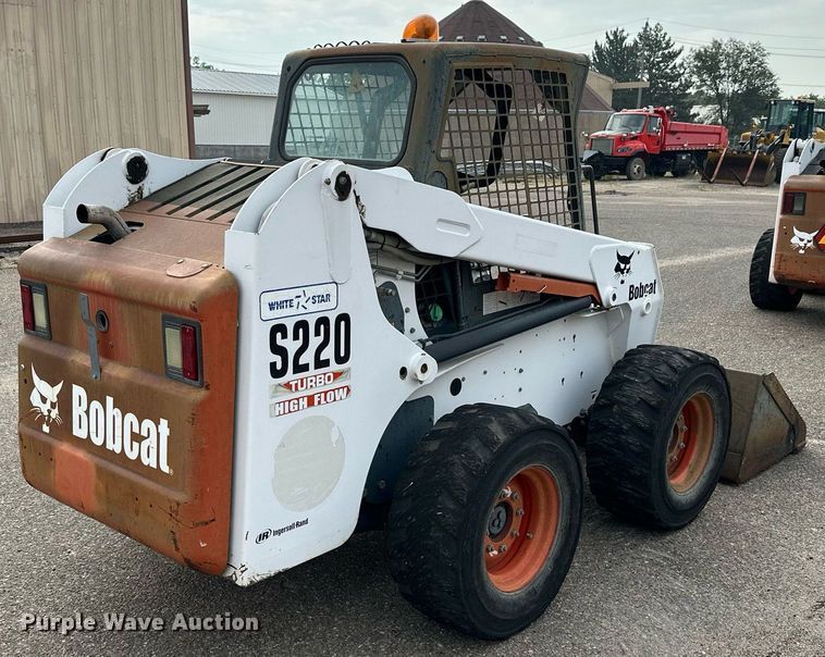 image for item DJ6217 2003 Bobcat S220  skid steer loader
