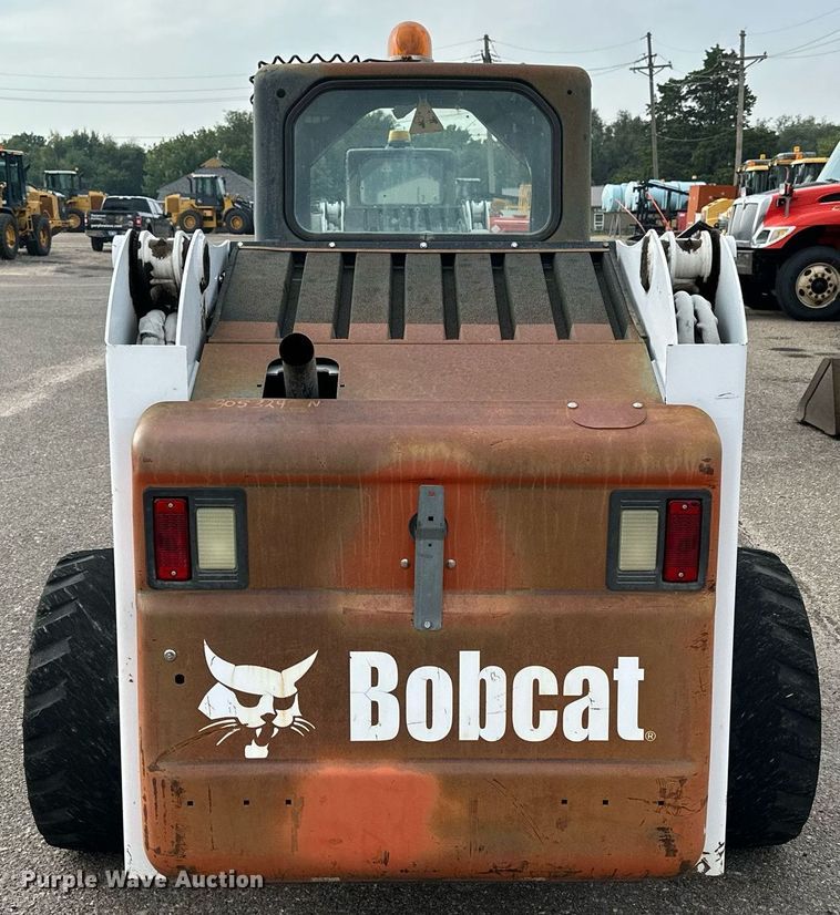 image for item DJ6217 2003 Bobcat S220  skid steer loader