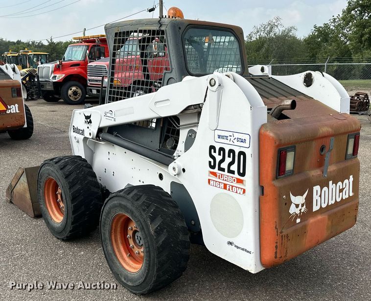 image for item DJ6217 2003 Bobcat S220  skid steer loader