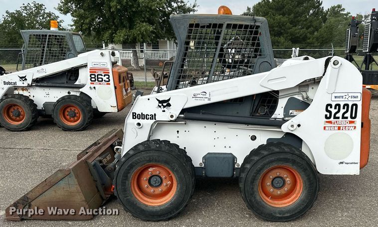 image for item DJ6217 2003 Bobcat S220  skid steer loader