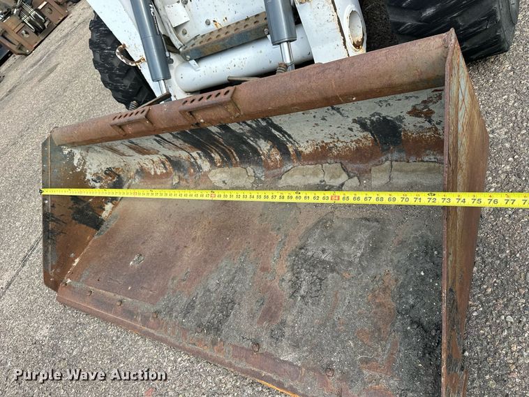 image for item DJ6217 2003 Bobcat S220  skid steer loader