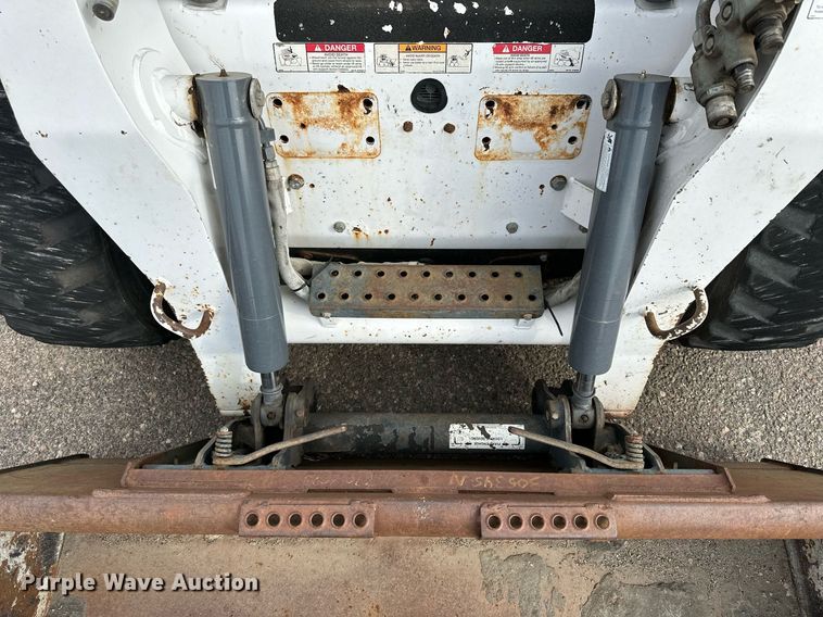 image for item DJ6217 2003 Bobcat S220  skid steer loader