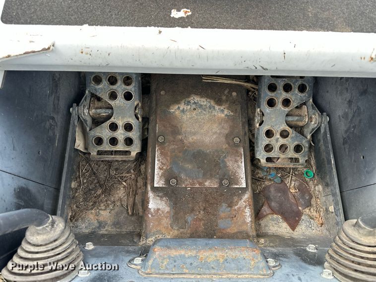 image for item DJ6217 2003 Bobcat S220  skid steer loader