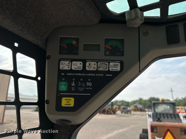 image for item DJ6217 2003 Bobcat S220  skid steer loader