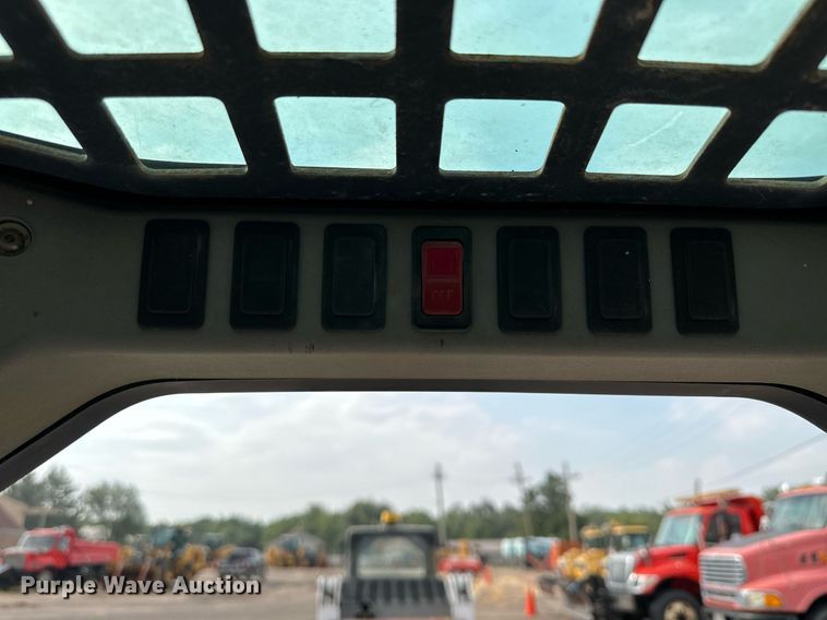 image for item DJ6217 2003 Bobcat S220  skid steer loader