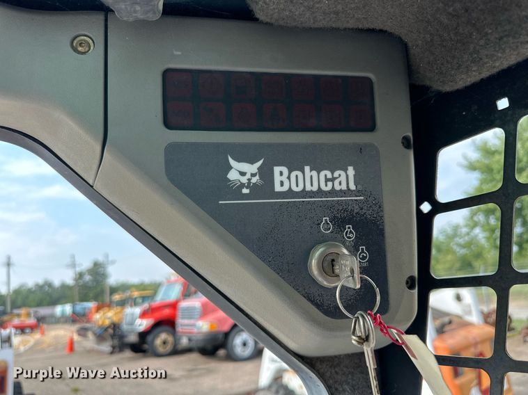 image for item DJ6217 2003 Bobcat S220  skid steer loader