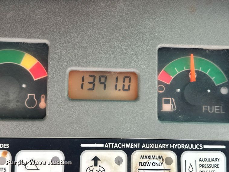 image for item DJ6217 2003 Bobcat S220  skid steer loader