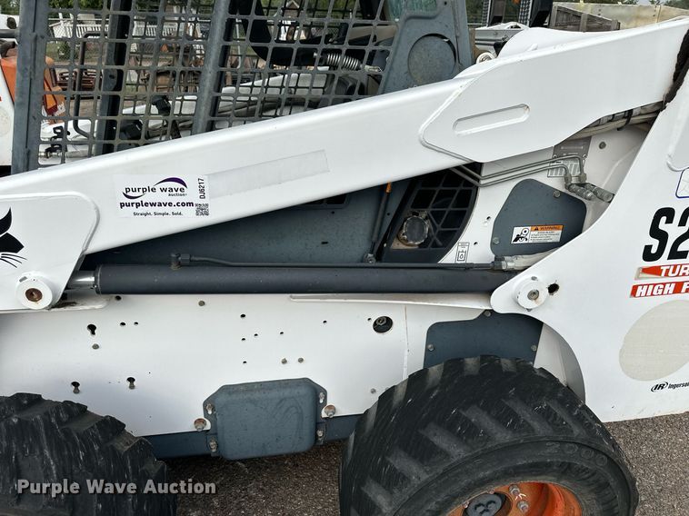 image for item DJ6217 2003 Bobcat S220  skid steer loader