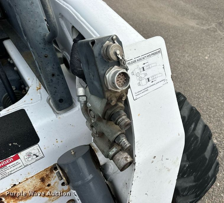 image for item DJ6217 2003 Bobcat S220  skid steer loader