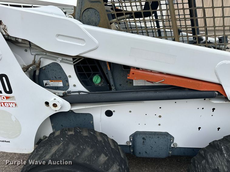 image for item DJ6217 2003 Bobcat S220  skid steer loader