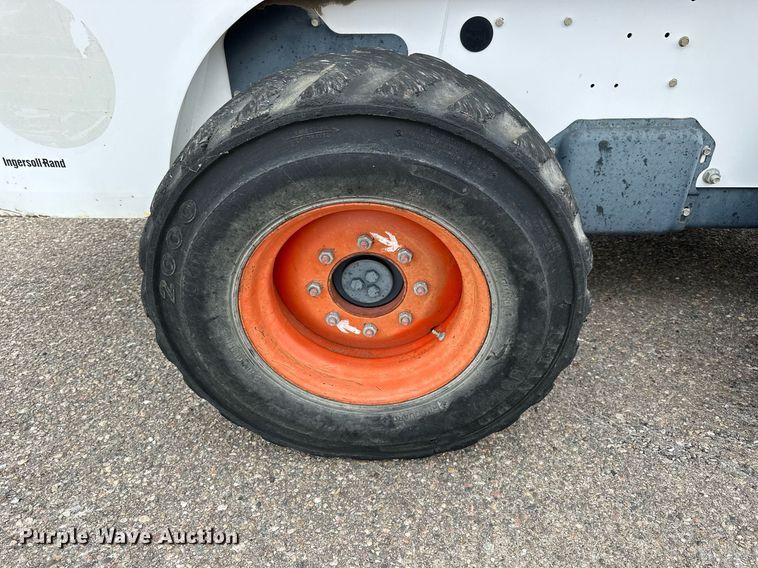 image for item DJ6217 2003 Bobcat S220  skid steer loader