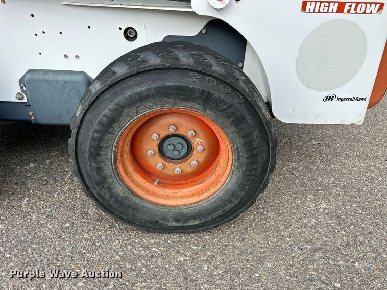 image for item DJ6217 2003 Bobcat S220  skid steer loader