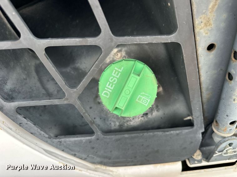 image for item DJ6217 2003 Bobcat S220  skid steer loader