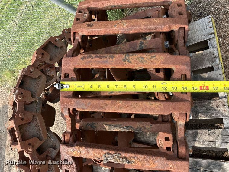 image for item DJ6217 2003 Bobcat S220  skid steer loader