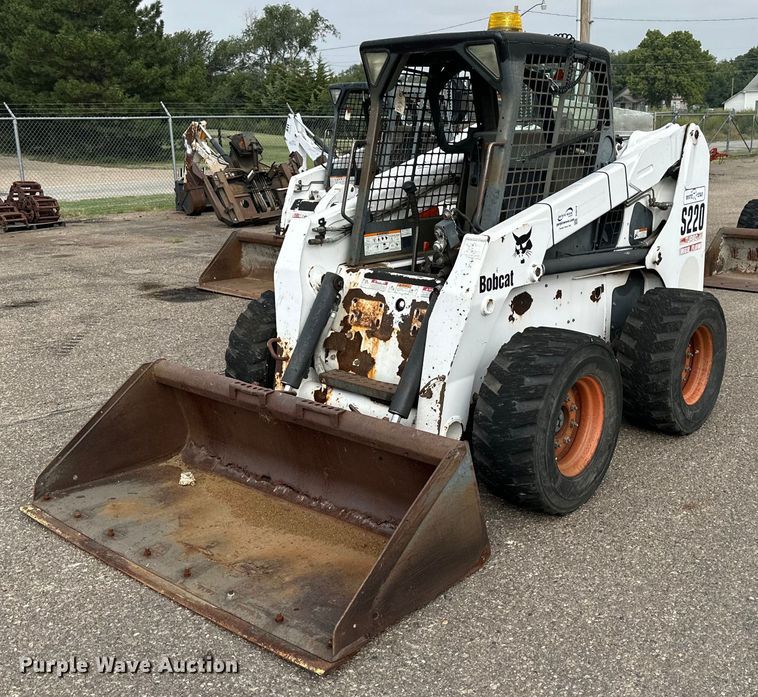 image for item DJ6218 2003 Bobcat S220  skid steer loader