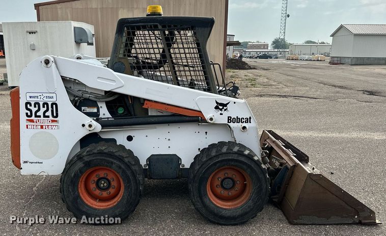 image for item DJ6218 2003 Bobcat S220  skid steer loader