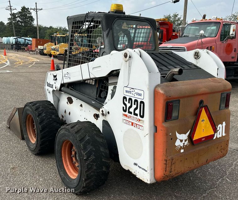 image for item DJ6218 2003 Bobcat S220  skid steer loader