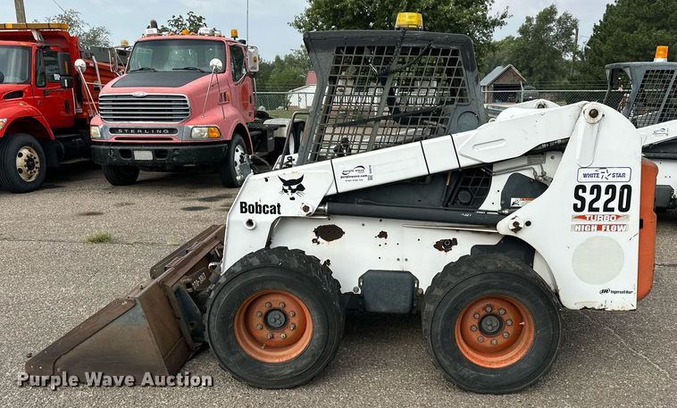 image for item DJ6218 2003 Bobcat S220  skid steer loader