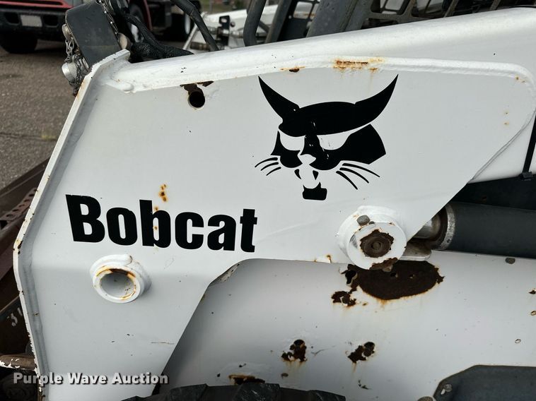image for item DJ6218 2003 Bobcat S220  skid steer loader