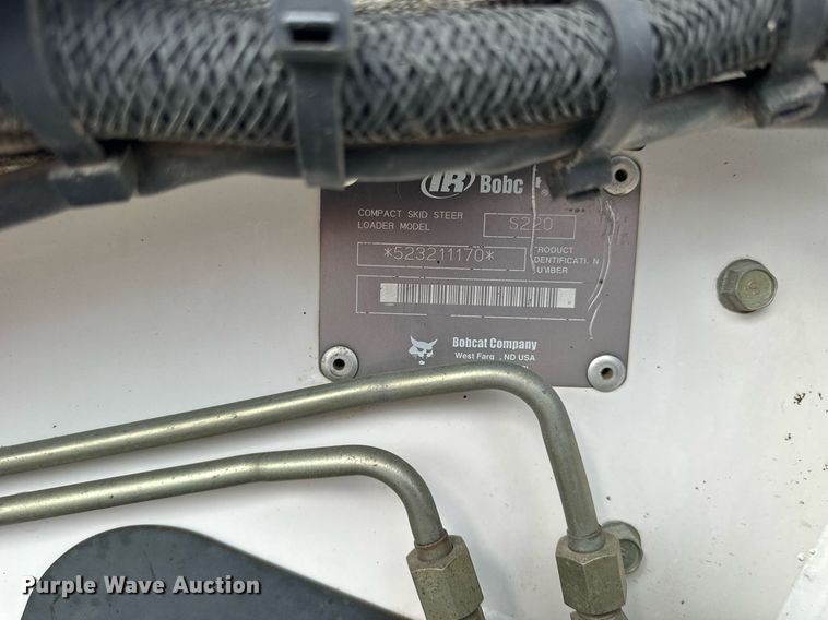 image for item DJ6218 2003 Bobcat S220  skid steer loader