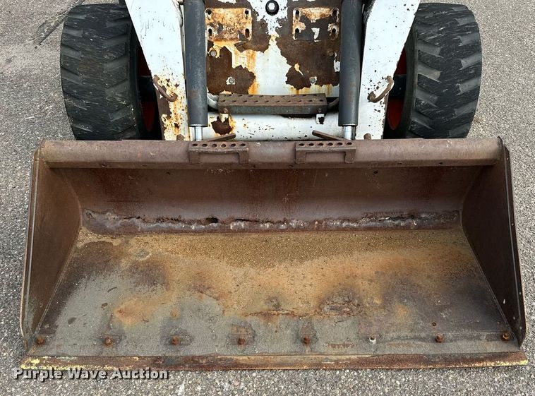 image for item DJ6218 2003 Bobcat S220  skid steer loader