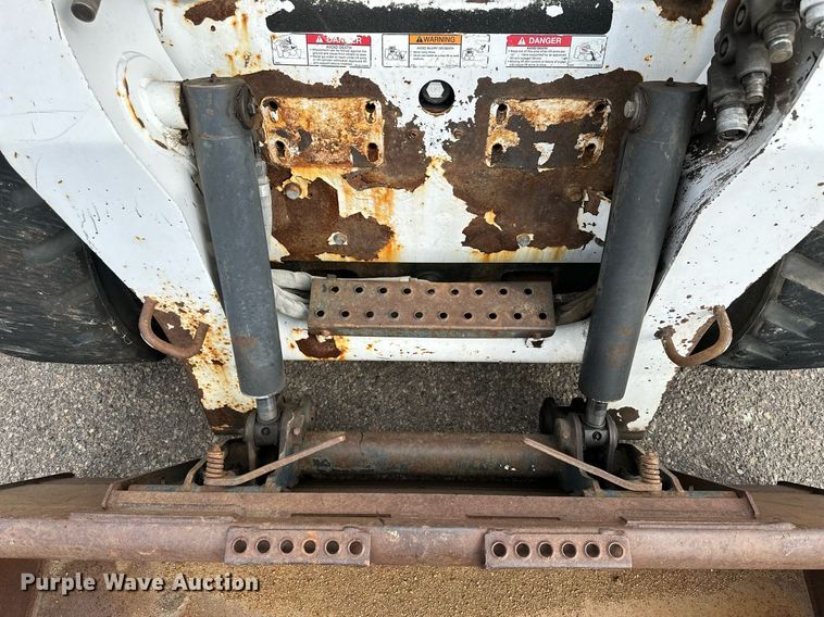 image for item DJ6218 2003 Bobcat S220  skid steer loader