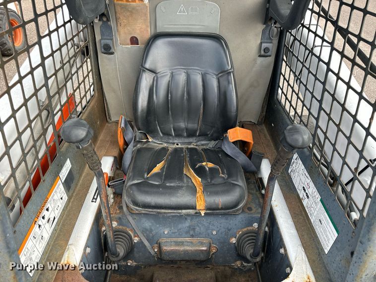 image for item DJ6218 2003 Bobcat S220  skid steer loader