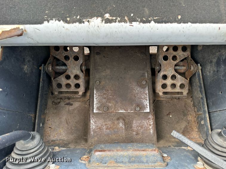 image for item DJ6218 2003 Bobcat S220  skid steer loader