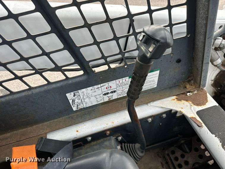 image for item DJ6218 2003 Bobcat S220  skid steer loader