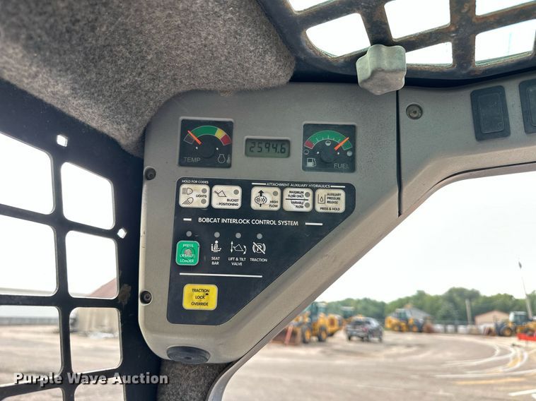 image for item DJ6218 2003 Bobcat S220  skid steer loader