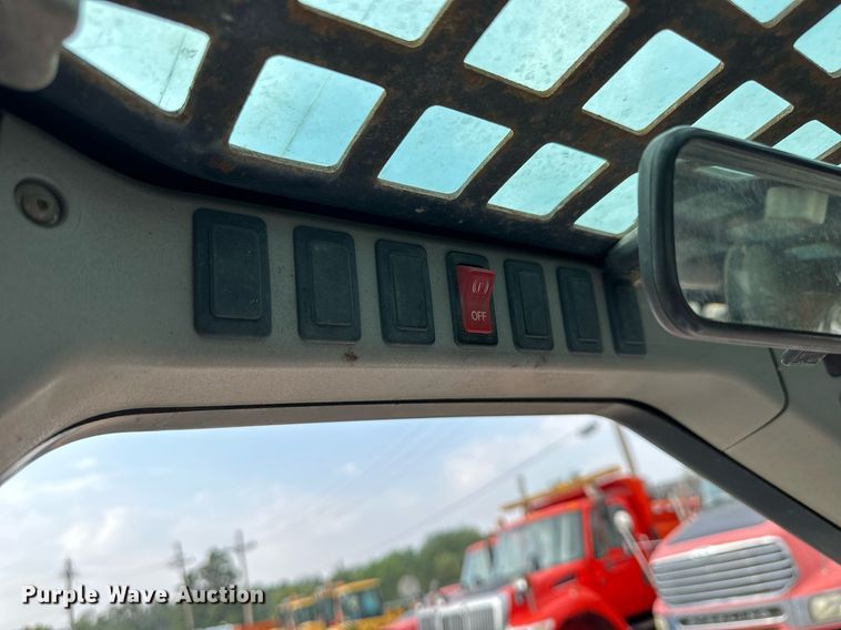 image for item DJ6218 2003 Bobcat S220  skid steer loader