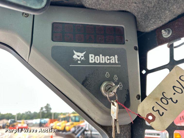 image for item DJ6218 2003 Bobcat S220  skid steer loader