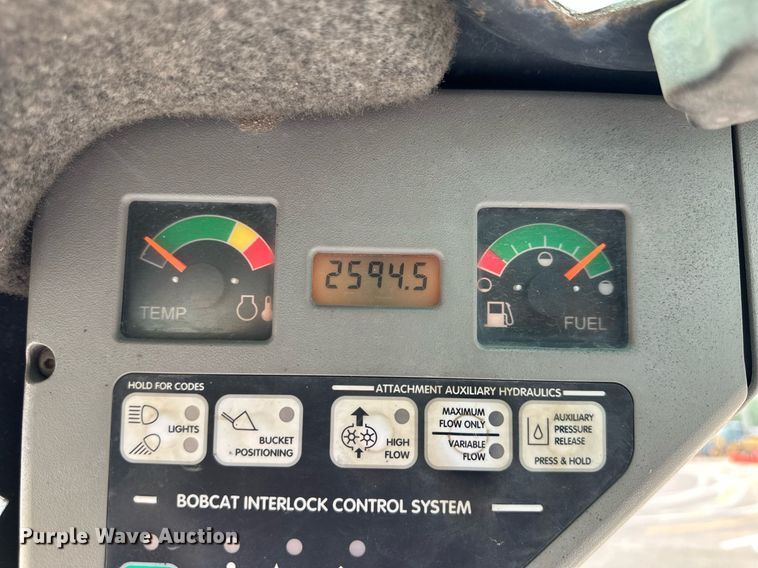 image for item DJ6218 2003 Bobcat S220  skid steer loader