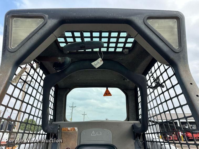 image for item DJ6218 2003 Bobcat S220  skid steer loader