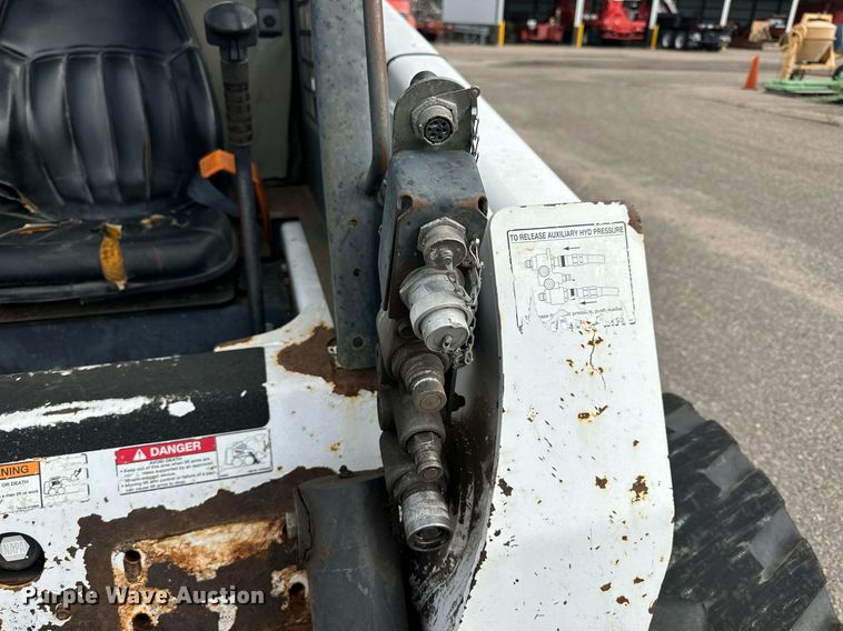 image for item DJ6218 2003 Bobcat S220  skid steer loader