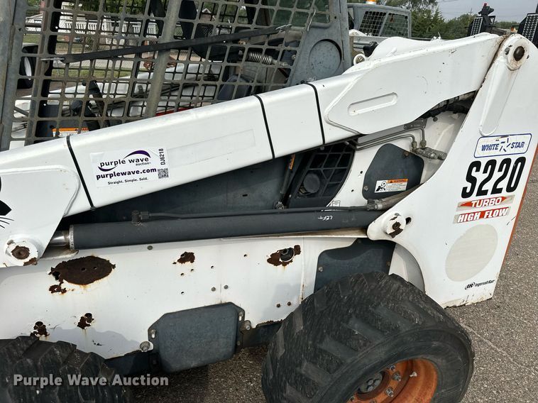 image for item DJ6218 2003 Bobcat S220  skid steer loader