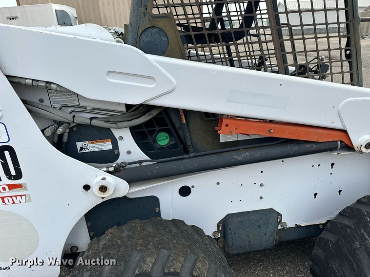 image for item DJ6218 2003 Bobcat S220  skid steer loader