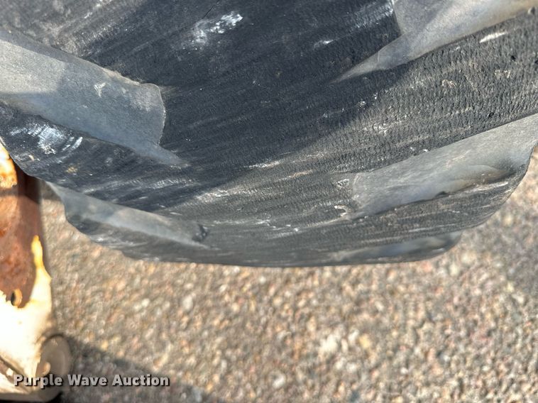 image for item DJ6218 2003 Bobcat S220  skid steer loader