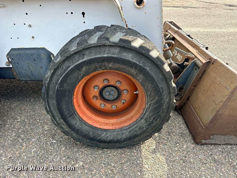 image for item DJ6218 2003 Bobcat S220  skid steer loader