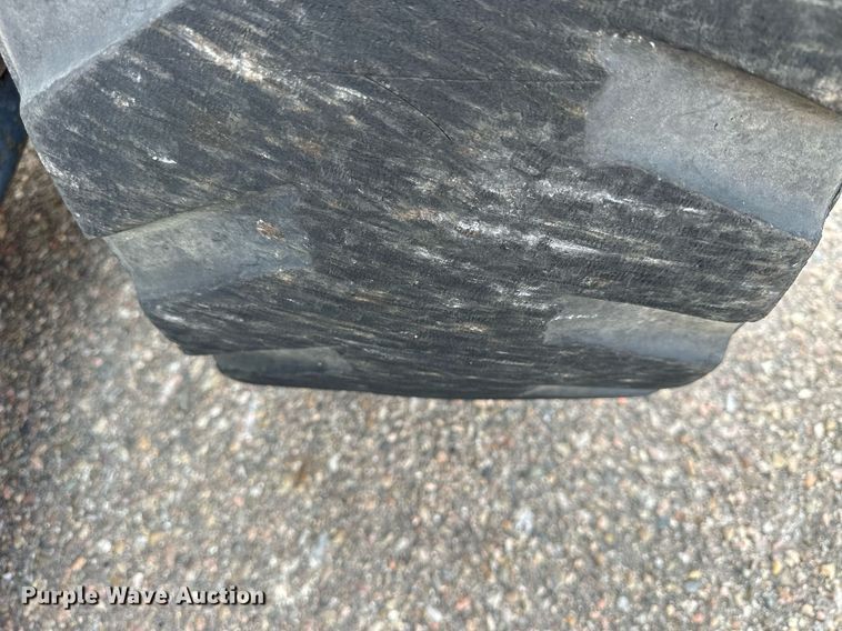 image for item DJ6218 2003 Bobcat S220  skid steer loader